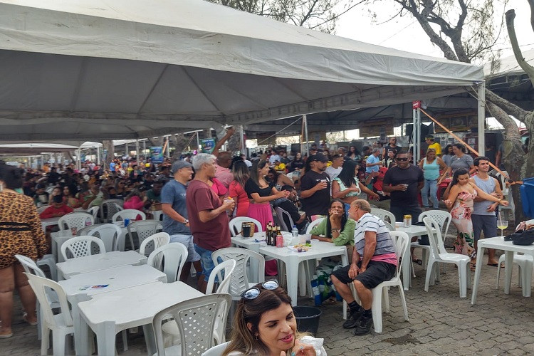 Famílias comparecem ao Festival de Petiscos do Farol no feriado da