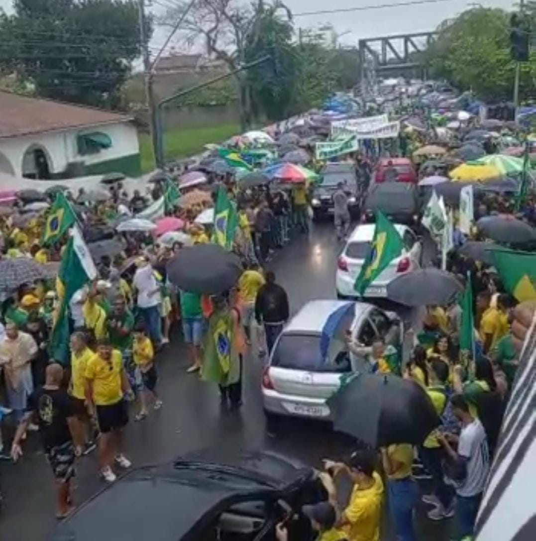 Bolsonaristas realizam manifestação e pedem intervenção federal